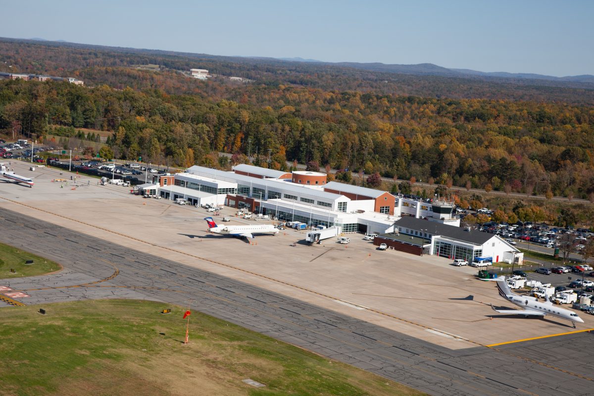 1022 Airplanes Autumn - Charlottesville Albemarle Airport